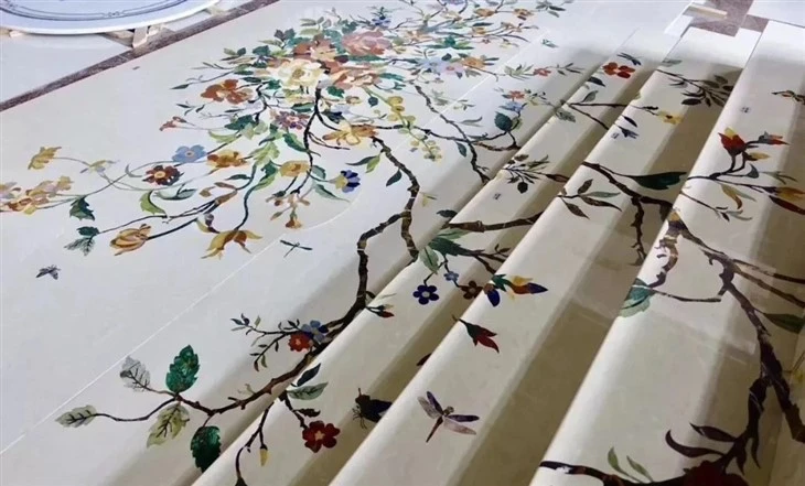Dessus de table en marqueterie de marbre